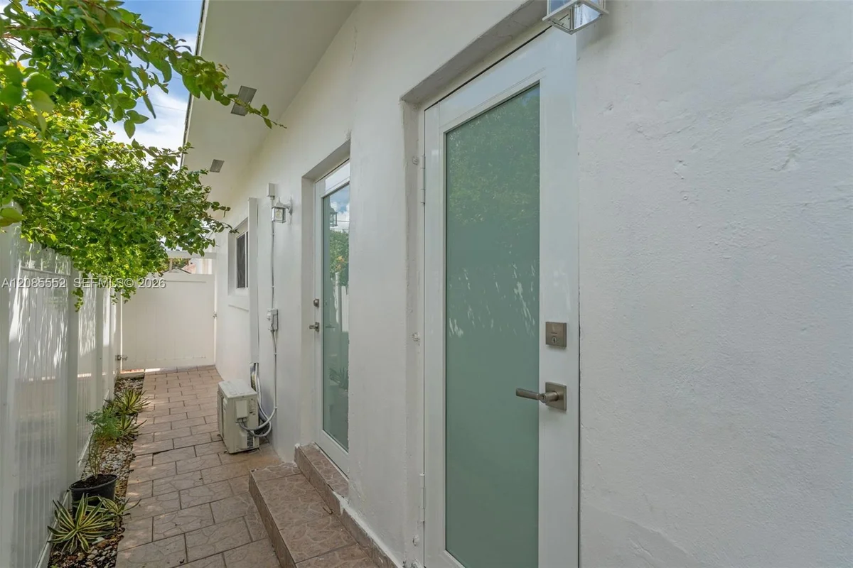 201 SW 51st Ct #5, Miami: photo 1 of 8