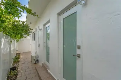 201 SW 51st Ct #5, Miami: photo 1 of 8