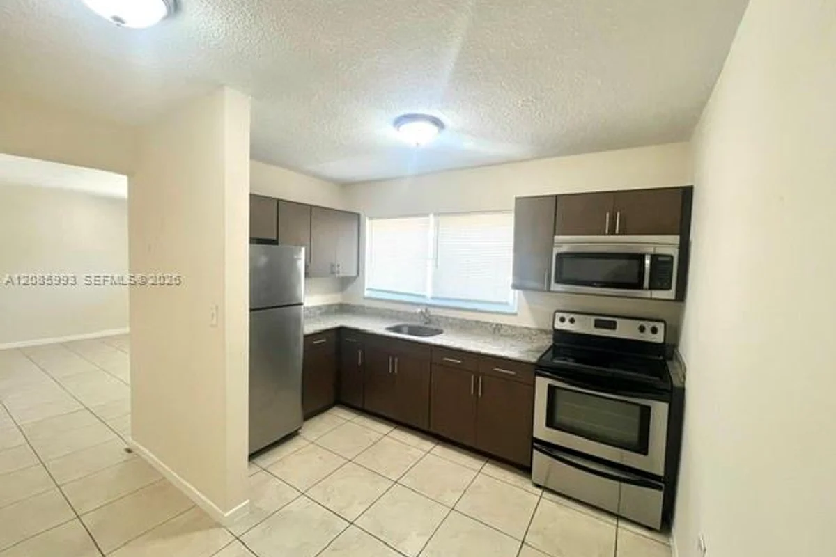 7626 NE 6th Ct #5, Miami: photo 1 of 9