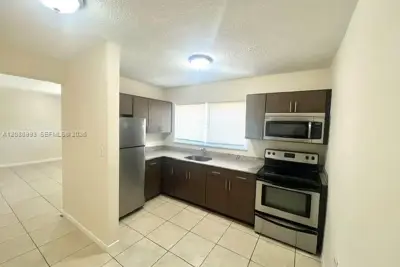 7626 NE 6th Ct #5, Miami: photo 1 of 9