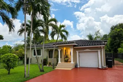 240 NE 152nd St, Miami: photo 1 of 16