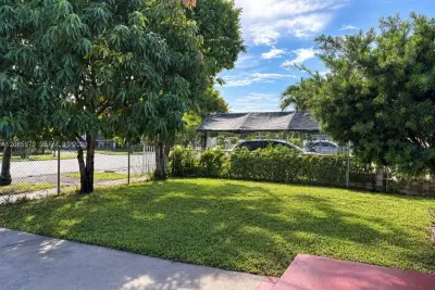 1010 E 8th Ct, Hialeah: photo 1 of 9