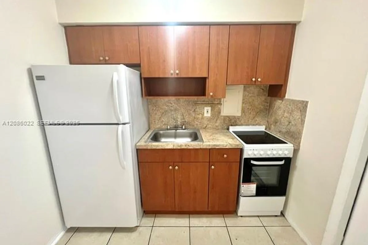 696 NE 85th St #2, Miami: photo 1 of 6
