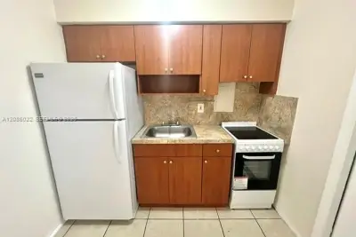 696 NE 85th St #2, Miami: photo 1 of 6