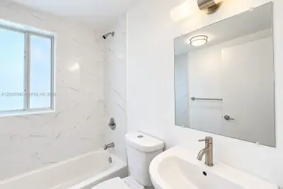 1550 NW 1st Ct #2, Miami: photo 1 of 5
