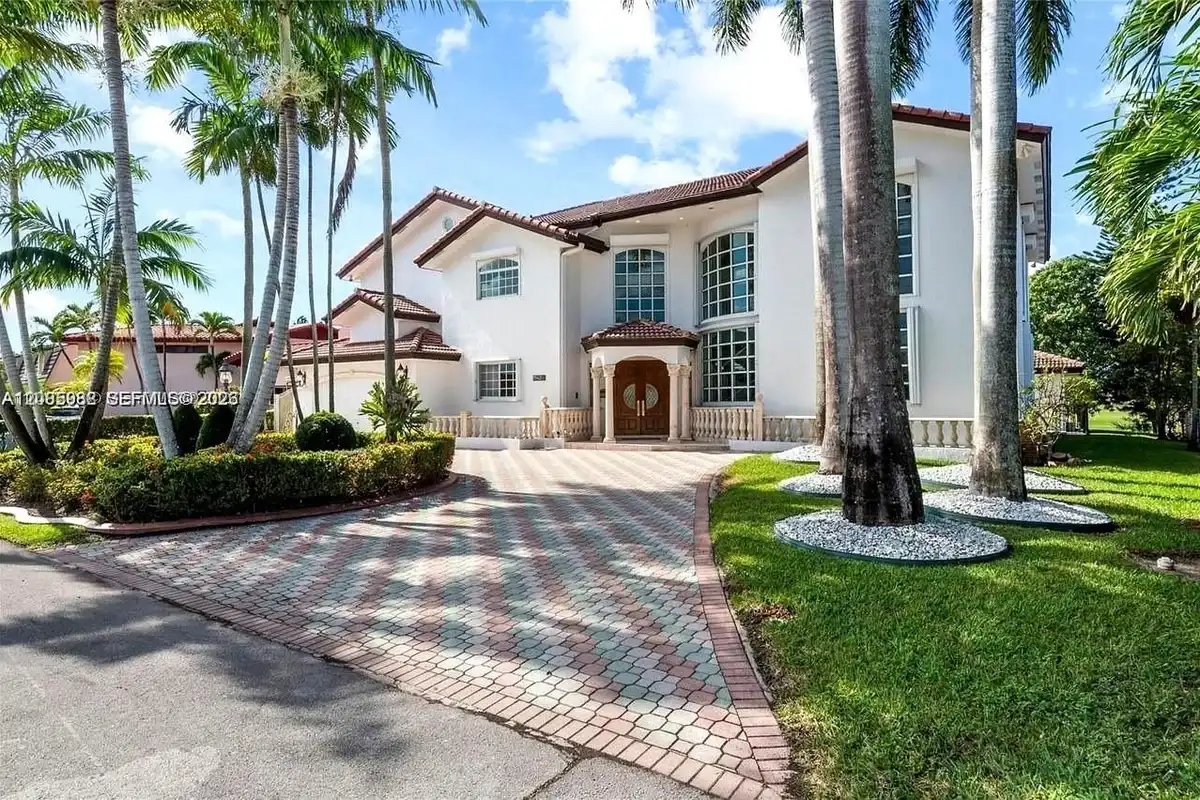 19420 W Saint Andrews Dr, Hialeah: photo 1 of 68