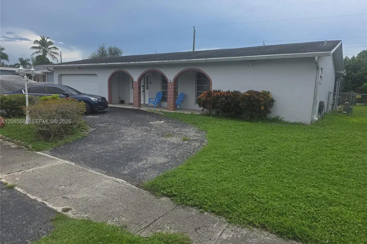 House in Sunrise: photo 1 of 7