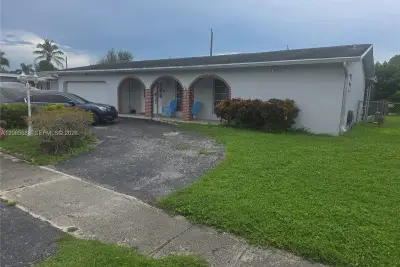 House in Sunrise: photo 1 of 7