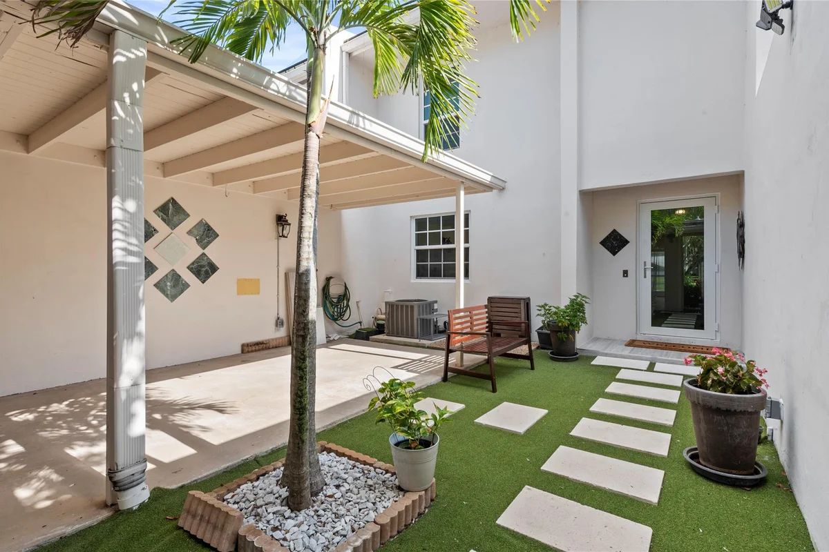 3063 N Palm Aire Dr, Pompano Beach: photo 1 of 24