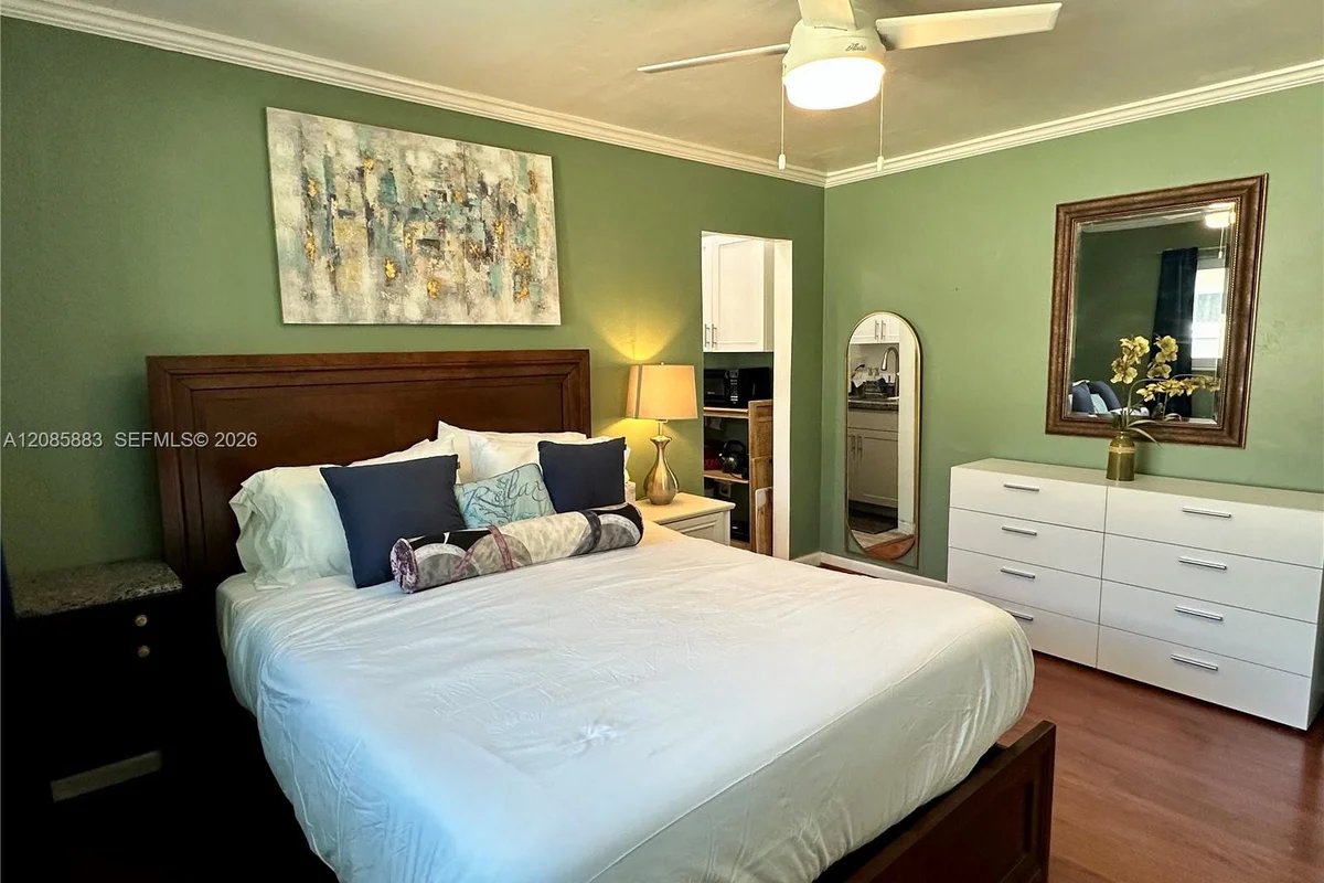 2431 Washington St #2, Hollywood: photo 1 of 23