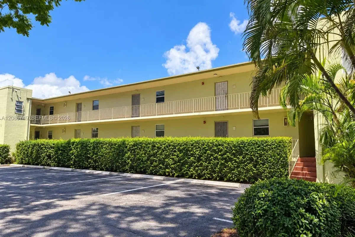 520 NE 38th St #11, Miami: photo 1 of 17