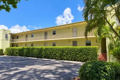 520 NE 38th St #11, Miami: photo 1 of 17