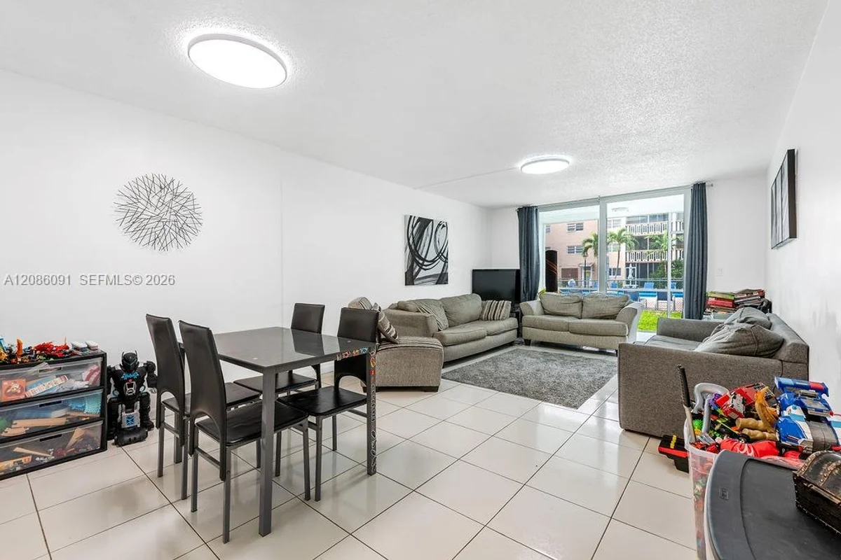 319 NE 14th Ave #106, Hallandale Beach: photo 1 of 29