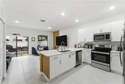 11467 W 34th Ct, Hialeah: photo 1 of 34