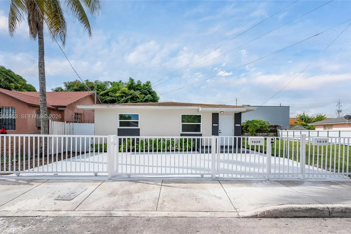 1028 NW 24th St, Miami: photo 1 of 43