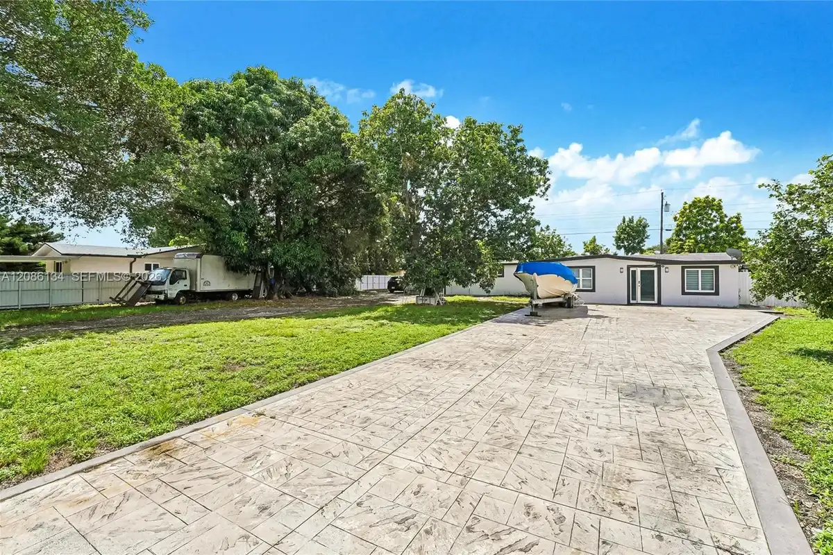 2934 NW 96th St, Miami: photo 1 of 17