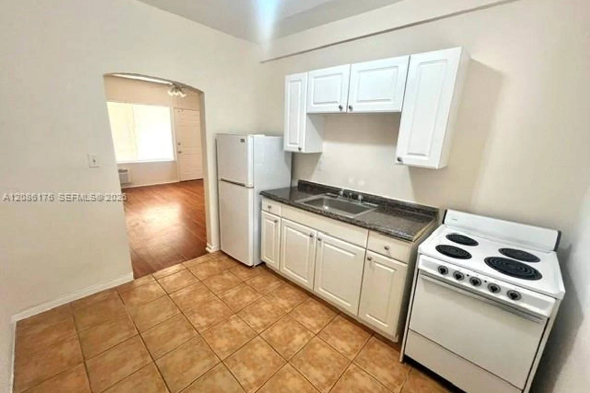 564 NE 66th St #3, Miami: photo 1 of 5