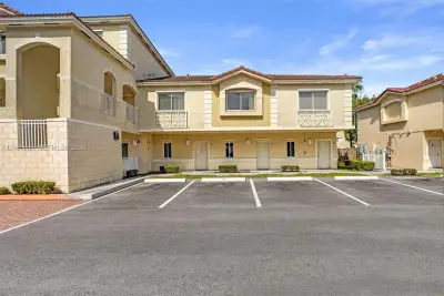 7985 NW 8th St #104A, Miami: photo 1 of 29