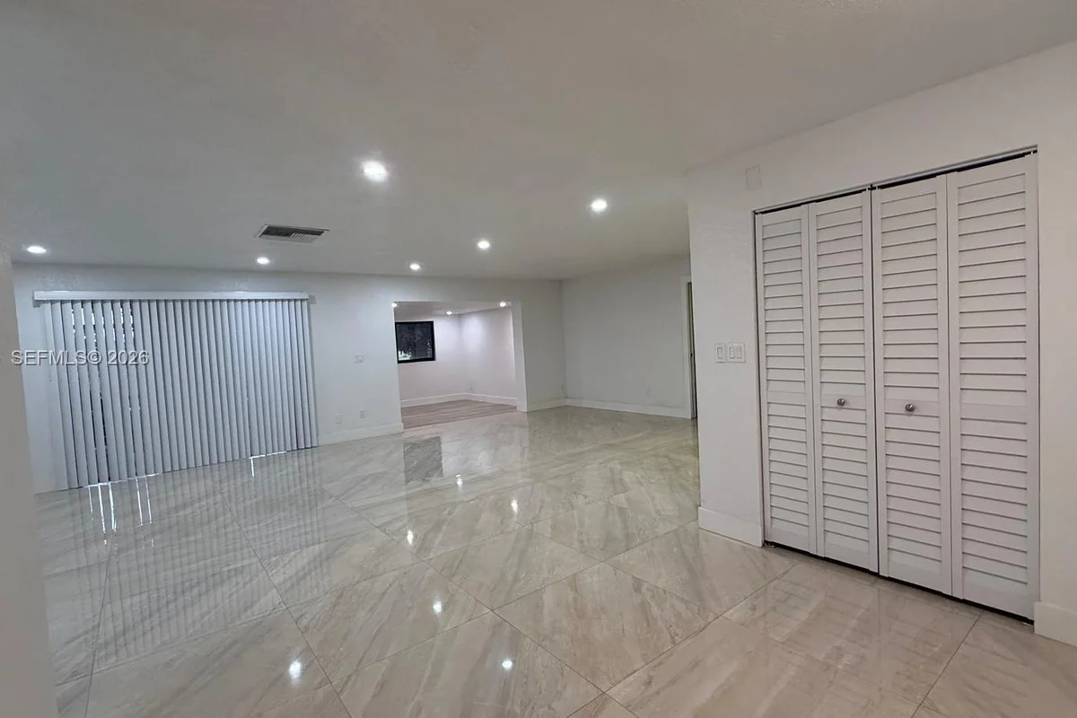 19109 E Lake Dr, Hialeah: photo 1 of 24