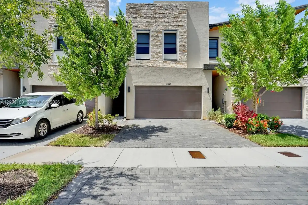 10547 NW 81st St, Doral: photo 1 of 23