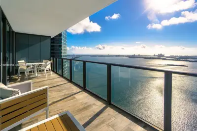 650 NE 32nd St #4402, Miami: photo 1 of 26