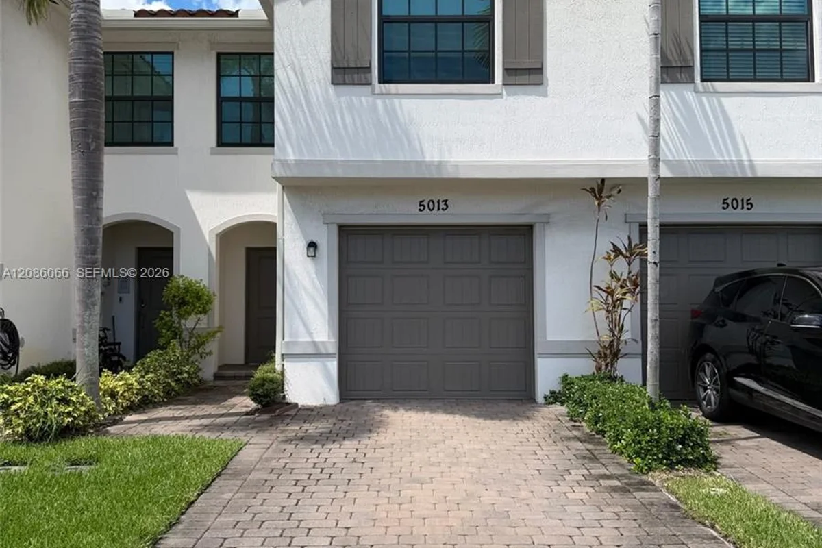 5013 Woods Edge Cir, Riviera Beach: photo 1 of 21