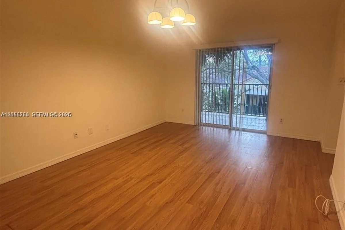 Condo in Coral Springs: photo 1 of 16