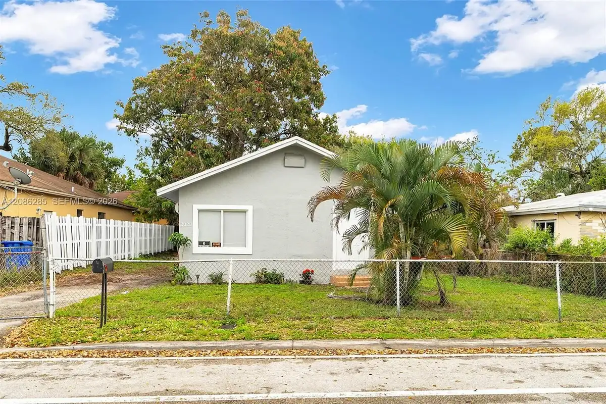 2828 NW 7th St, Fort Lauderdale: photo 1 of 39