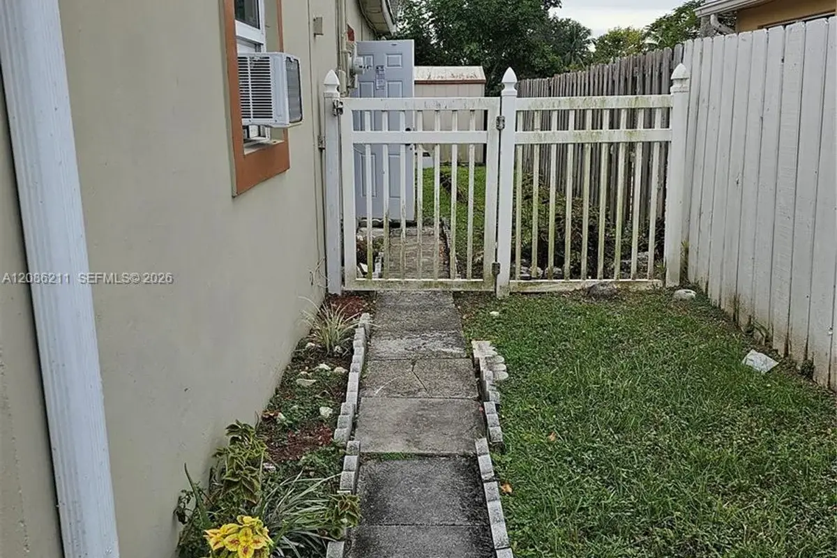 3500 NW 39th St, Lauderdale Lakes: photo 1 of 10