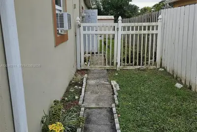 3500 NW 39th St, Lauderdale Lakes: photo 1 of 10