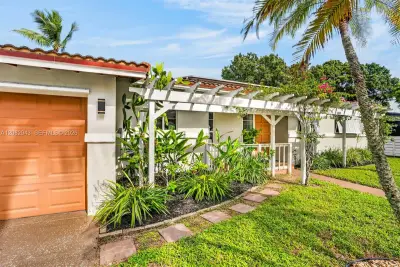 2100 SW 23rd Ter, Fort Lauderdale: photo 1 of 74