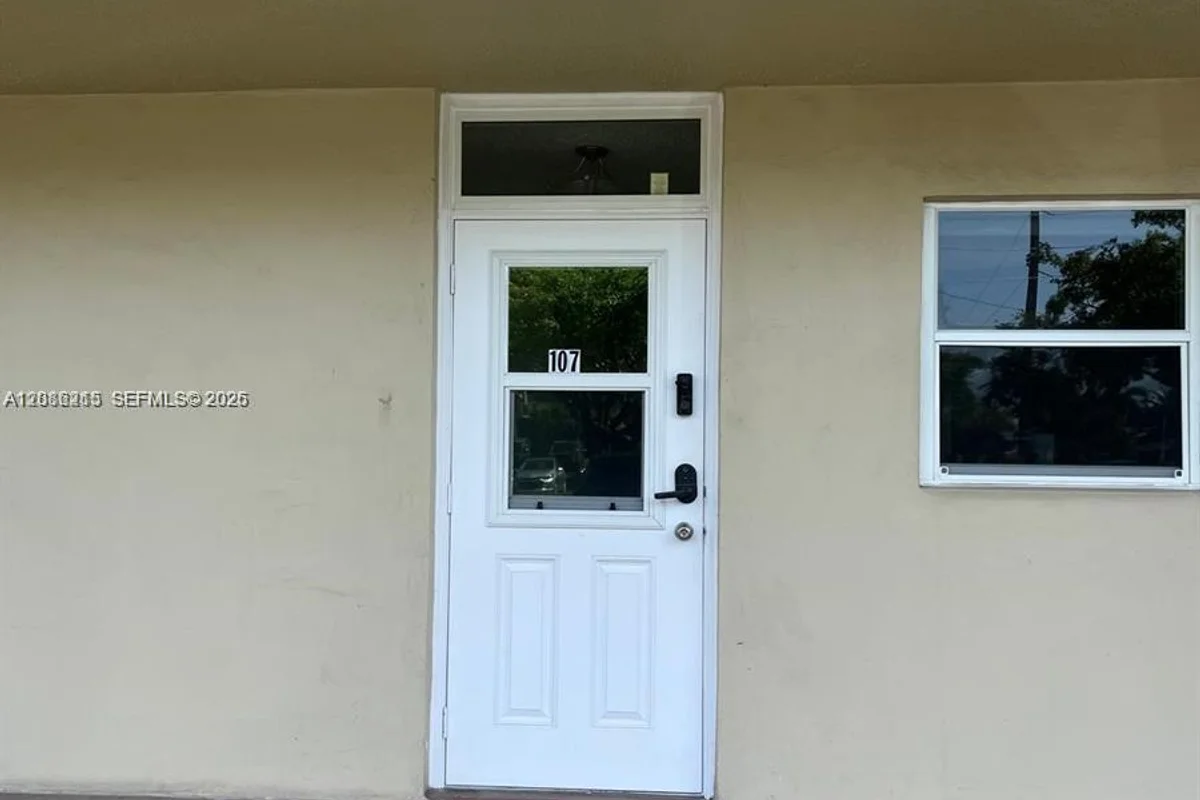 620 NE 12th Ave #107, Hallandale Beach: photo 1 of 15