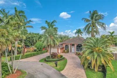 10485 NW 132nd St, Hialeah Gardens: photo 1 of 29