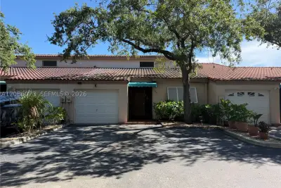8449 Ardoch Rd, Miami Lakes: photo 1 of 39