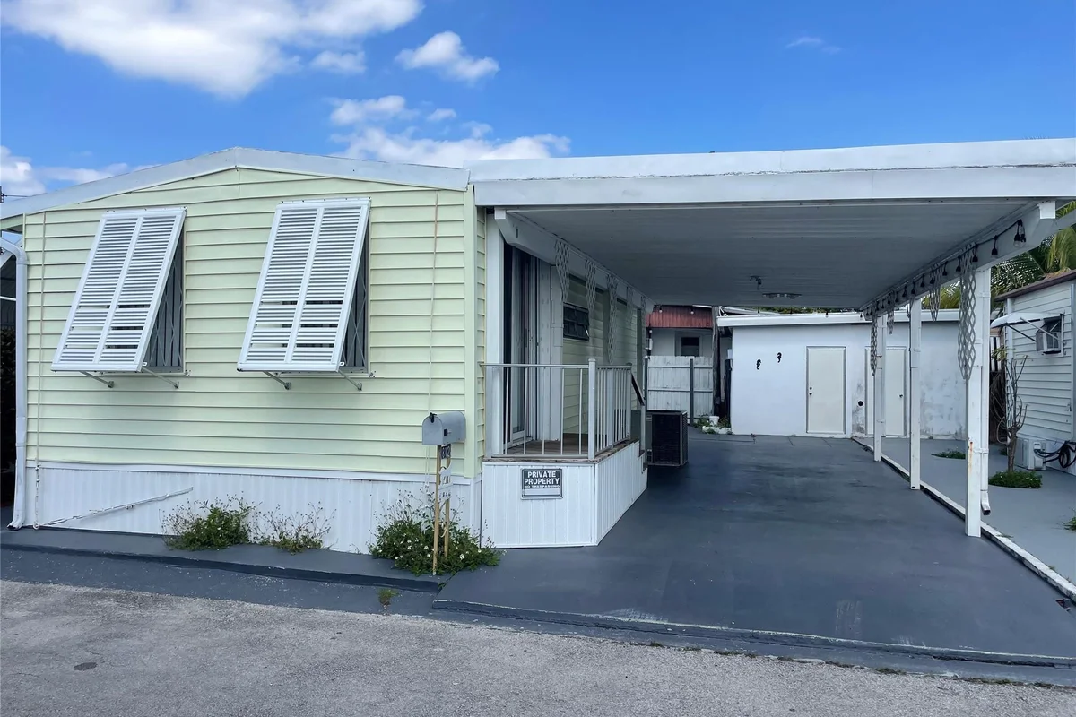 812 SW 1st Ct, Hallandale Beach: photo 1 of 9