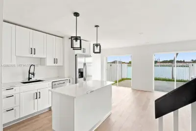17561 SW 140th Ct, Miami: photo 1 of 42