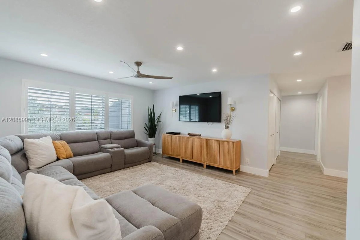 1732 SW 103rd Pl, Miami: photo 1 of 22