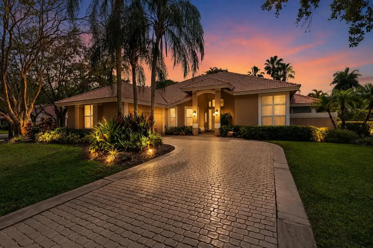 1207 Manor Dr S, Weston: photo 1 of 40
