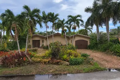 2060 NE 55th St, Fort Lauderdale: photo 1 of 10