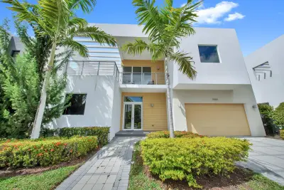 10081 NW 75th Ter, Doral: photo 1 of 36