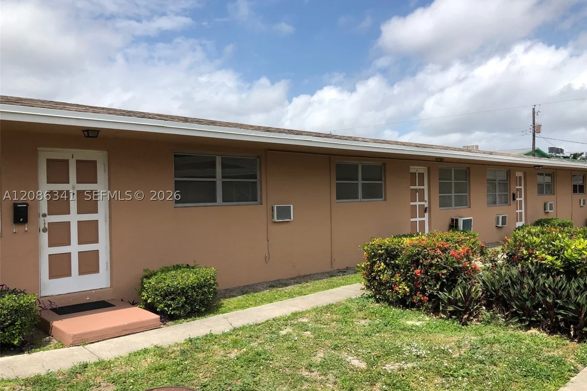 2417 Polk St #2, Hollywood: photo 1 of 9