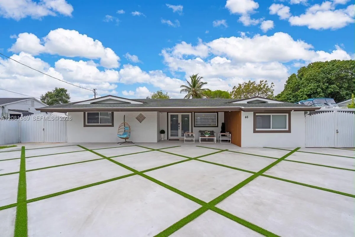 46 NE 164th St, Miami: photo 1 of 11