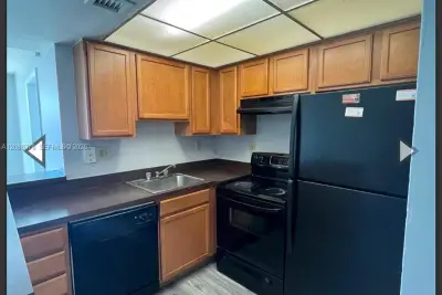 706 Executive Center Dr #34, West Palm Beach: photo 1 of 17