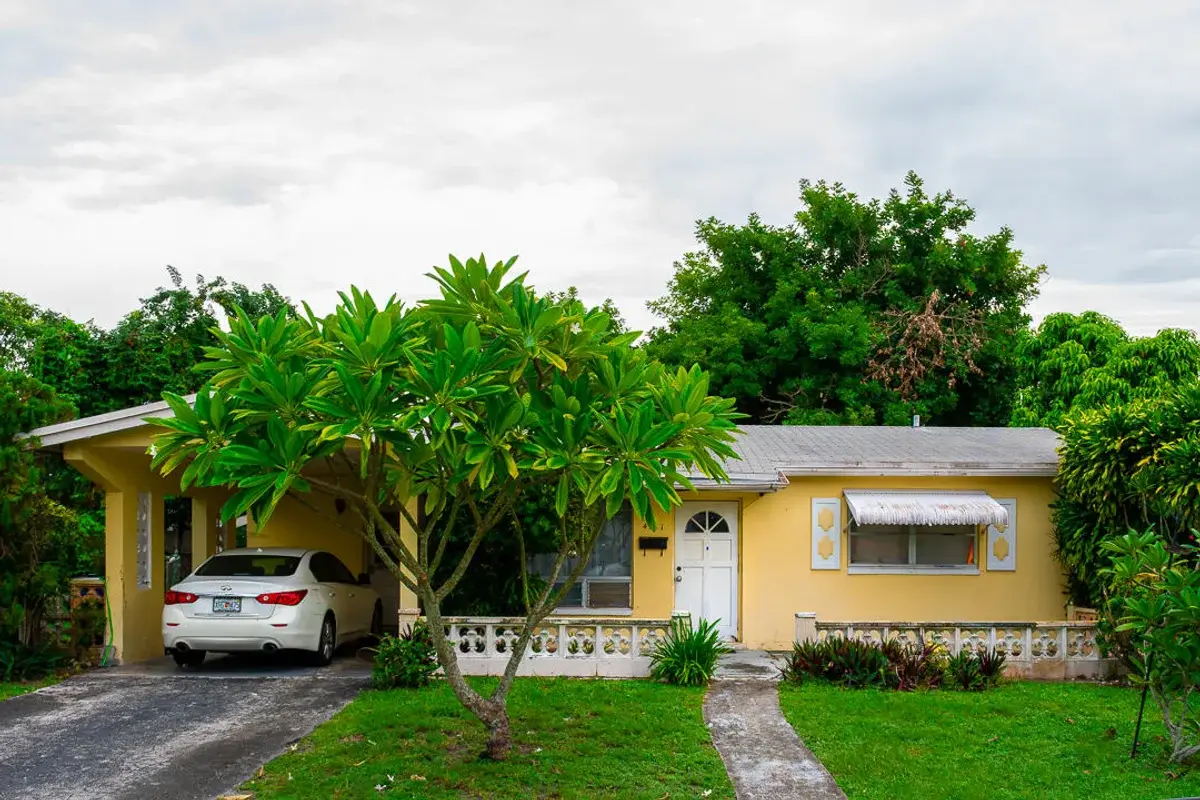 4211 NW 43rd St, Lauderdale Lakes: photo 1 of 18