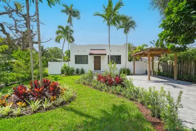 222 NE 9th St, Delray Beach: photo 1 of 52