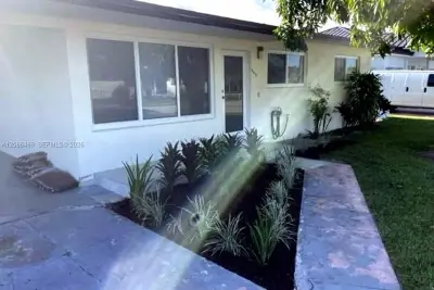 5431 W 8th Ct, Hialeah: photo 1 of 12