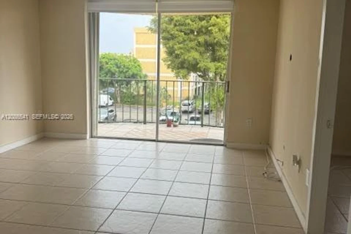 9310 Fontainebleau Blvd #312, Miami: photo 1 of 11