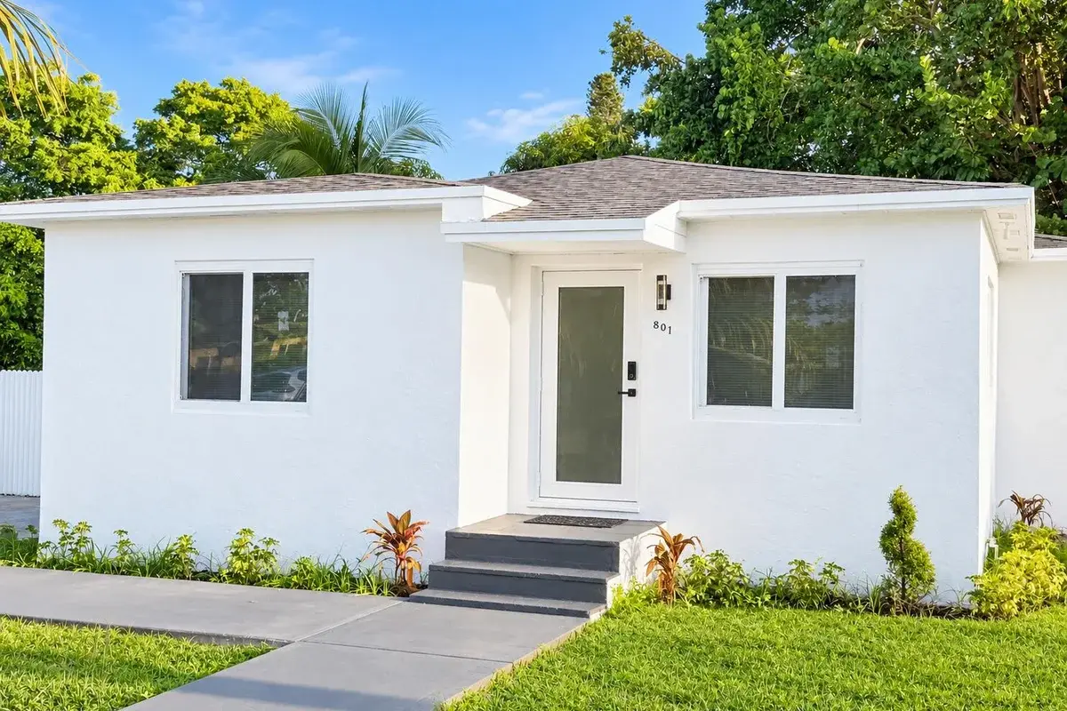 801 NW 105th St, Miami: photo 1 of 7