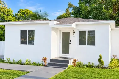 801 NW 105th St, Miami: photo 1 of 7
