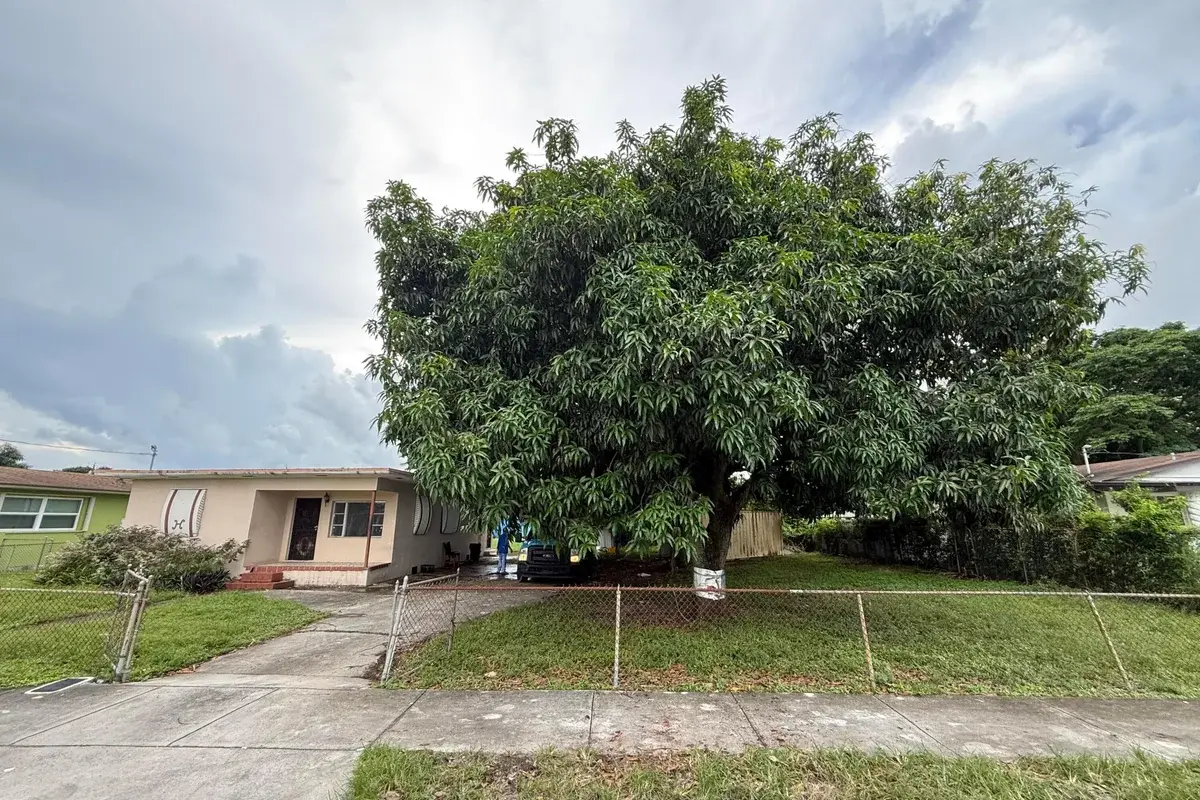 1628 NW 154th St, Miami Gardens: photo 1 of 16